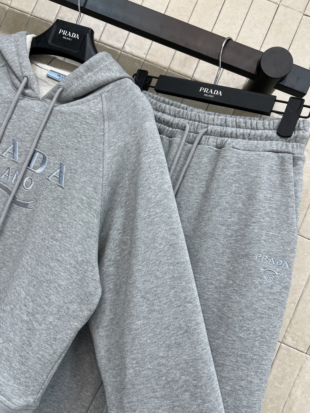 PD家 25秋冬新款 字母刺绣连帽卫衣搭配束脚运动裤 休闲又随性的搭配 上身十分减龄又显瘦 宽松休闲版型