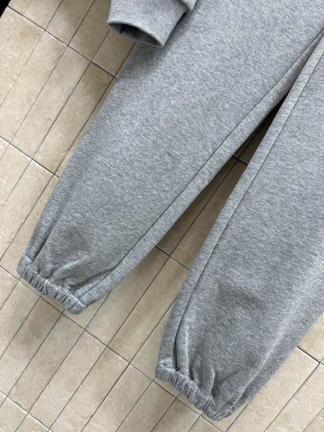 PD家 25秋冬新款 字母刺绣连帽卫衣搭配束脚运动裤 休闲又随性的搭配 上身十分减龄又显瘦 宽松休闲版型