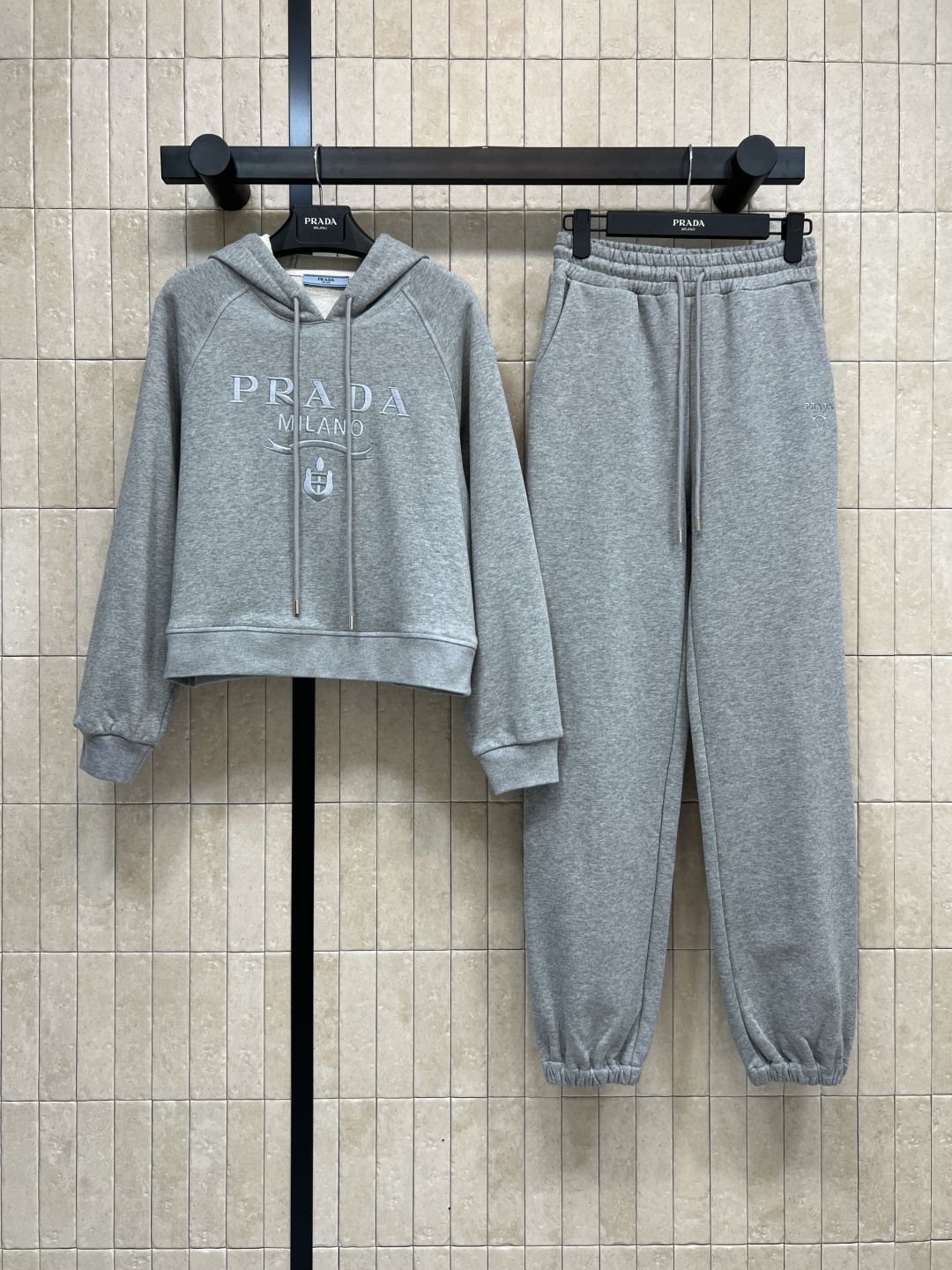 NO:503599,PD Home 25 autumn and winter new style, letter embroidered hooded sweatshirt with foot trousers, casual and casual matching, the upper body is very age-reducing and slimming, loose and casual style is versatile and not picky, one set can be matched with daily exercise, two colors and three codes Size/S-M-L,,dior,hoodie,sweatshirts,hats,alexander wang19860909PD家 25秋冬新款 字母刺绣连帽卫衣搭配束脚运动裤 休闲又随性的搭配 上身十分减龄又显瘦 宽松休闲版型百搭不挑人 一套搭配日常运动都可 两色三码 Size/S-M-L,,dior,hoodie,sweatshirts,hats,alexander wang,Women's clothing