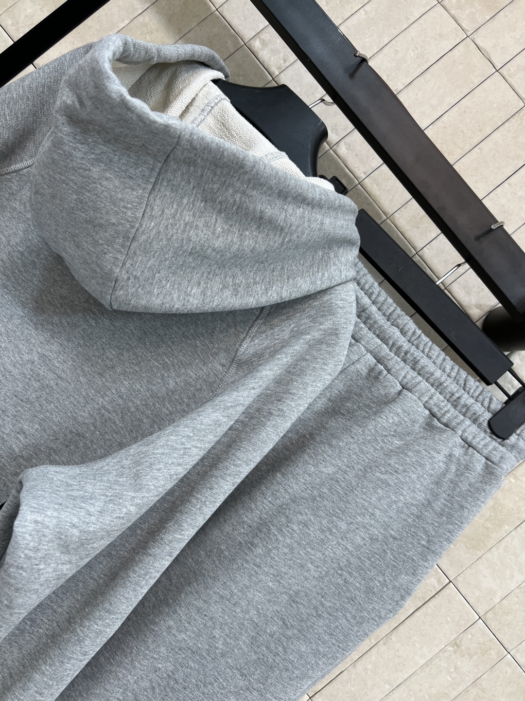 PD家 25秋冬新款 字母刺绣连帽卫衣搭配束脚运动裤 休闲又随性的搭配 上身十分减龄又显瘦 宽松休闲版型