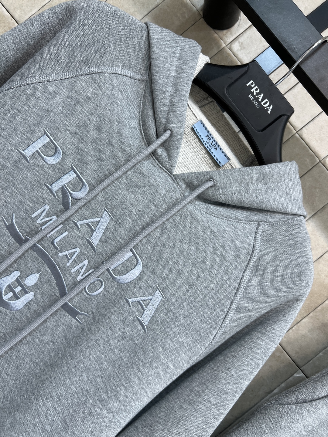 PD家 25秋冬新款 字母刺绣连帽卫衣搭配束脚运动裤 休闲又随性的搭配 上身十分减龄又显瘦 宽松休闲版型