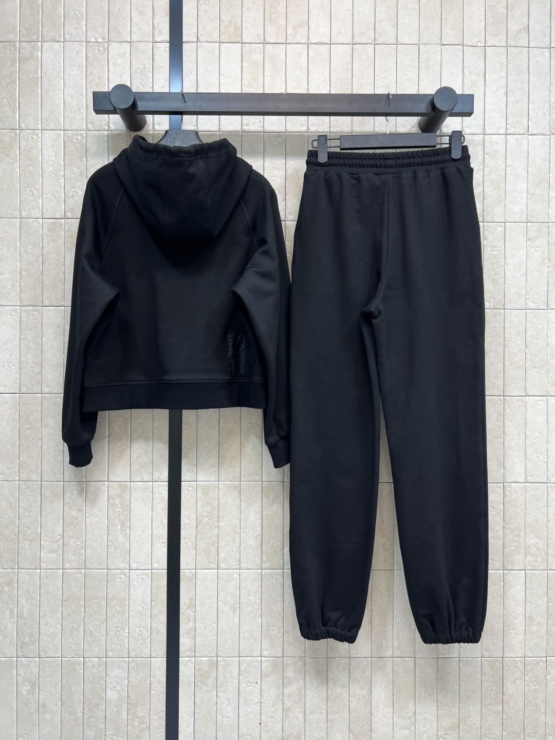 PD家 25秋冬新款 字母刺绣连帽卫衣搭配束脚运动裤 休闲又随性的搭配 上身十分减龄又显瘦 宽松休闲版型
