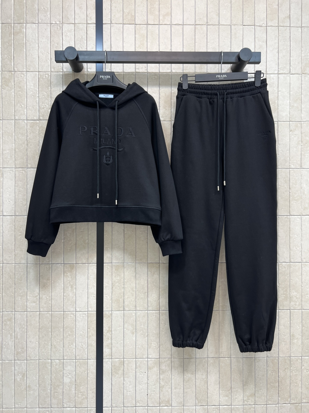 NO:503601,PD Home 25 autumn and winter new style, letter embroidered hooded sweatshirt with foot trousers, casual and casual matching, the upper body is very age-reducing and slimming, loose and casual style is versatile and not picky, one set can be matched with daily exercise, two colors and three codes Size/S-M-L,,dior,hoodie,sweatshirts,hats,alexander wang19860909PD家 25秋冬新款 字母刺绣连帽卫衣搭配束脚运动裤 休闲又随性的搭配 上身十分减龄又显瘦 宽松休闲版型百搭不挑人 一套搭配日常运动都可 两色三码 Size/S-M-L,,dior,hoodie,sweatshirts,hats,alexander wang,Women's clothing