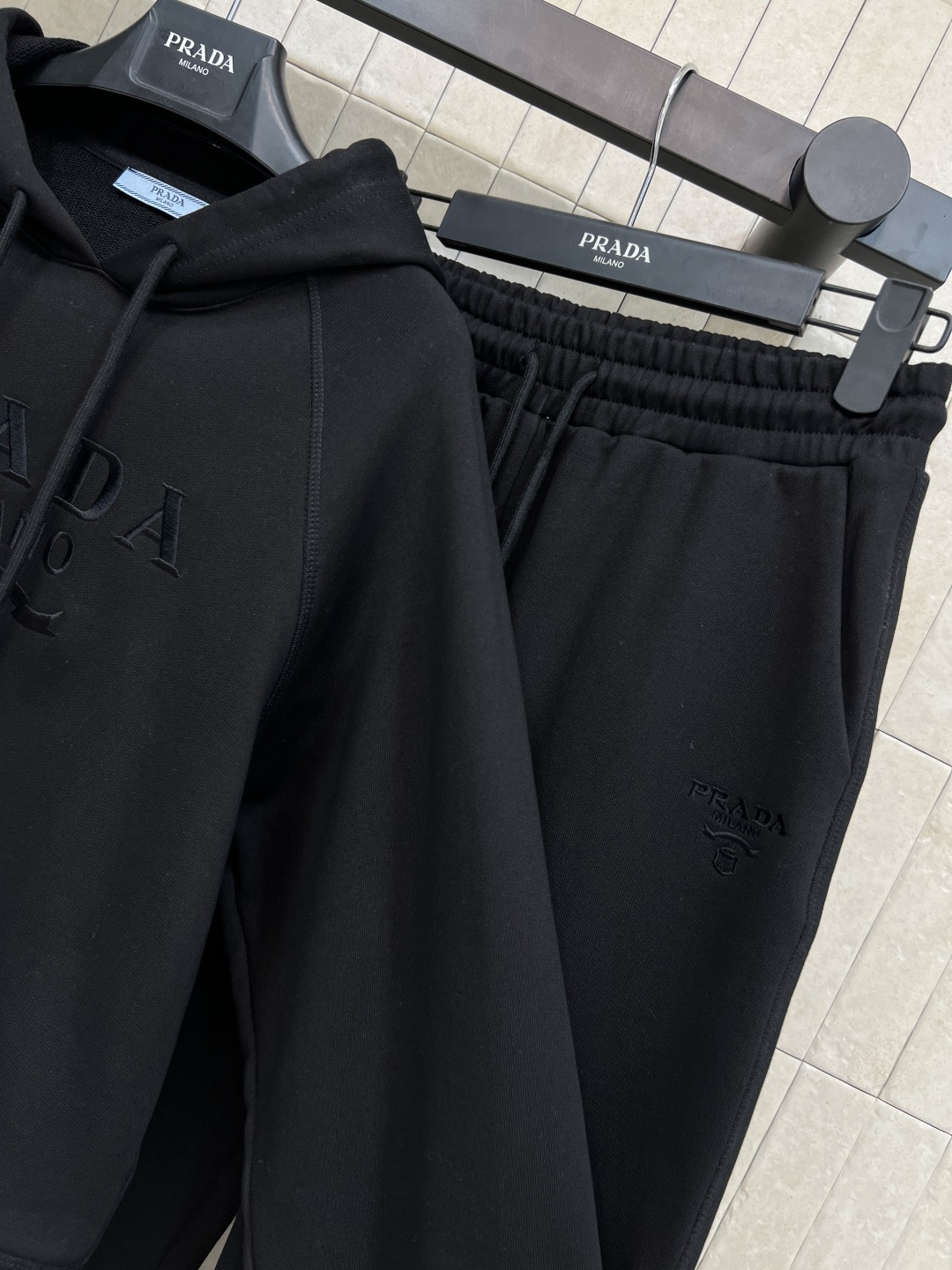 PD家 25秋冬新款 字母刺绣连帽卫衣搭配束脚运动裤 休闲又随性的搭配 上身十分减龄又显瘦 宽松休闲版型