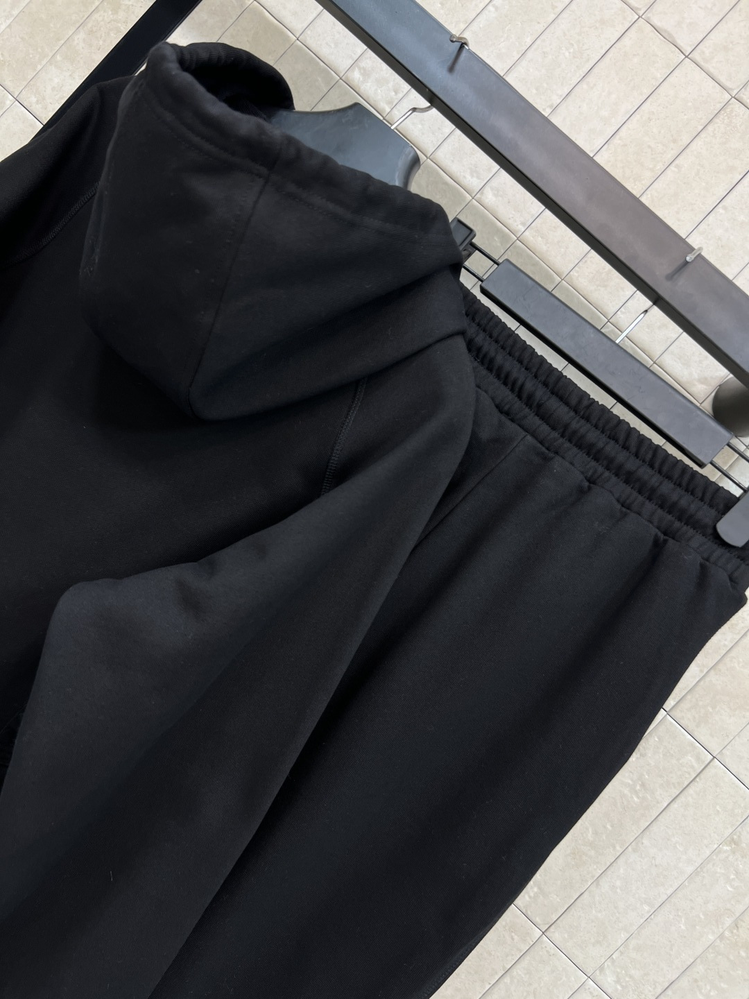 PD家 25秋冬新款 字母刺绣连帽卫衣搭配束脚运动裤 休闲又随性的搭配 上身十分减龄又显瘦 宽松休闲版型