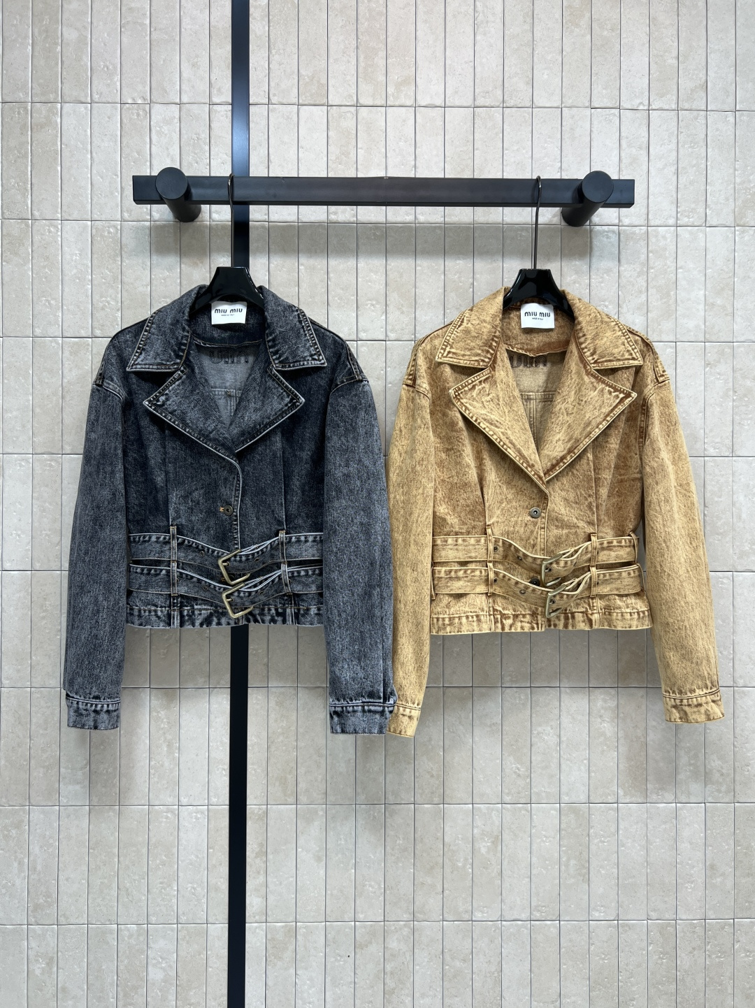 NO:503607,MIu Home 25 autumn and winter new style, retro old washing water double belt wrinkled denim jacket, hot girls must be fashionable items, custom retro nostalgic washing cowboy fabric, temperament lapel metal buckle, versatile and fashionable and handsome style, style, huge and slim upper body, denim jacket with aura, two colors and three codes, Size/S-M-L,,miumiu, jackets & coats,alexander wang19860909MIu家 25秋冬新款 复古做旧洗水双腰带戗驳领牛仔外套 辣妹必定时髦单品 定制复古怀旧洗水牛仔面料 气质翻领金属扣上身百搭时髦帅气范儿 版型上身巨显瘦 自带气场范的牛仔外套 两色三码 Size/S-M-L,,miumiu,jackets & coats,alexander wang,Women's clothing