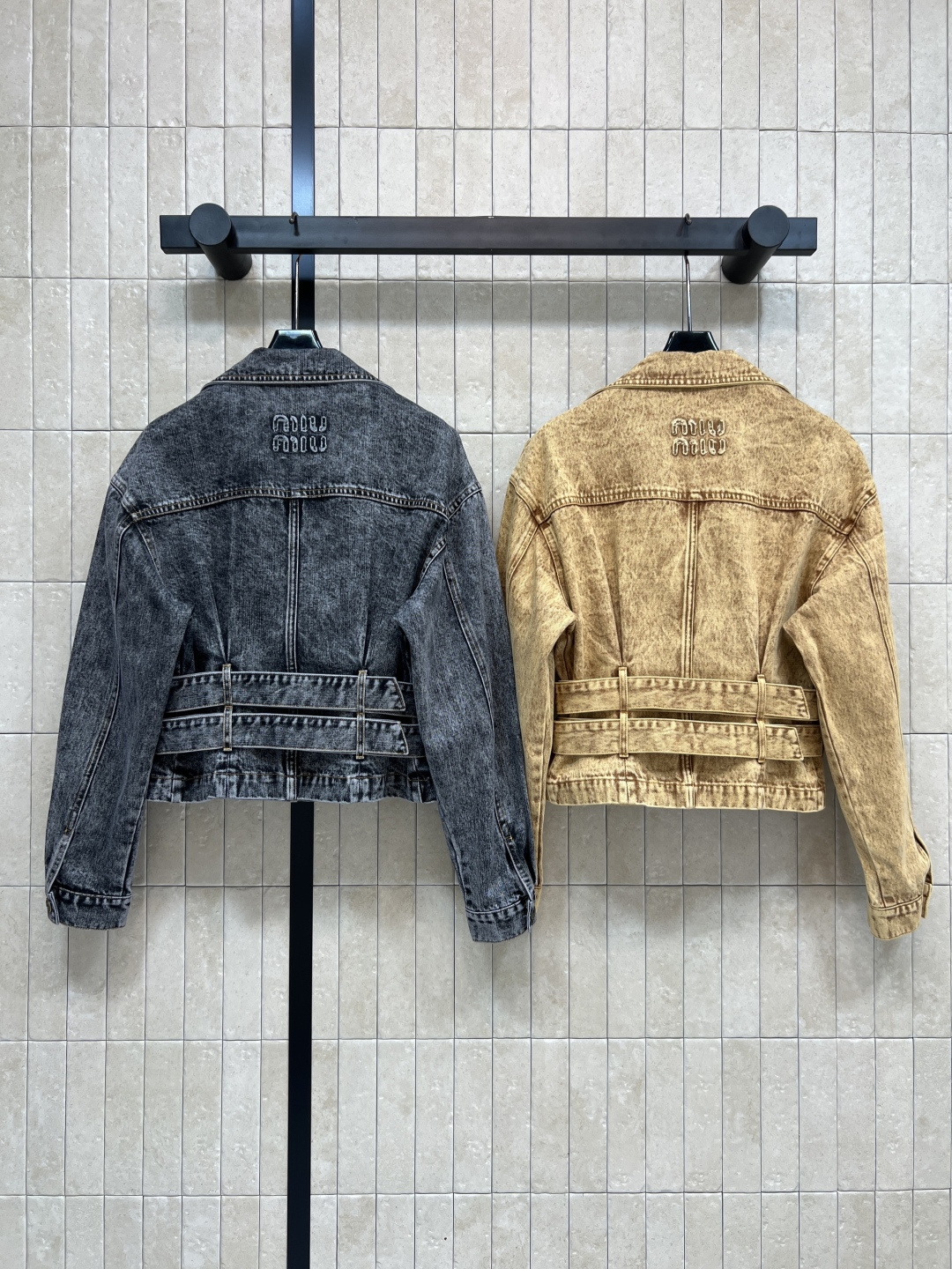 MIu家 25秋冬新款 复古做旧洗水双腰带戗驳领牛仔外套 辣妹必定时髦单品 定制复古怀旧洗水牛仔面料 气