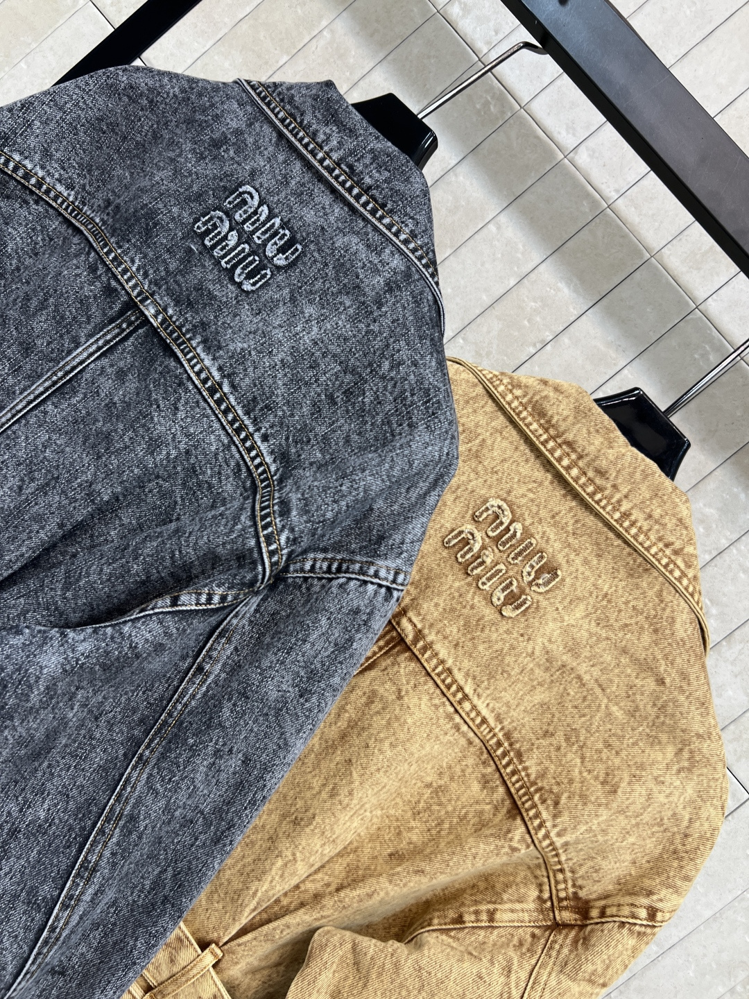 MIu家 25秋冬新款 复古做旧洗水双腰带戗驳领牛仔外套 辣妹必定时髦单品 定制复古怀旧洗水牛仔面料 气