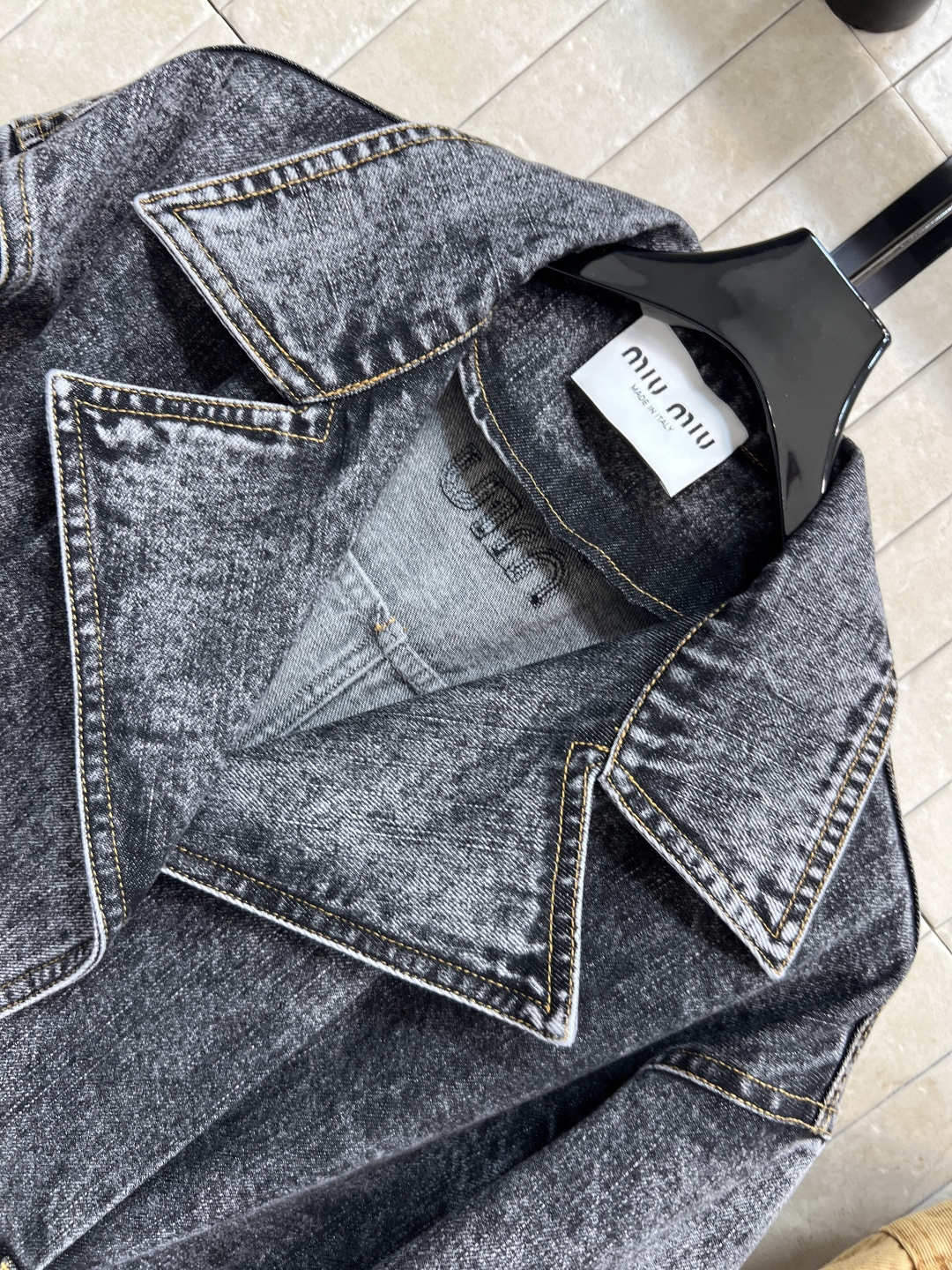 MIu家 25秋冬新款 复古做旧洗水双腰带戗驳领牛仔外套 辣妹必定时髦单品 定制复古怀旧洗水牛仔面料 气