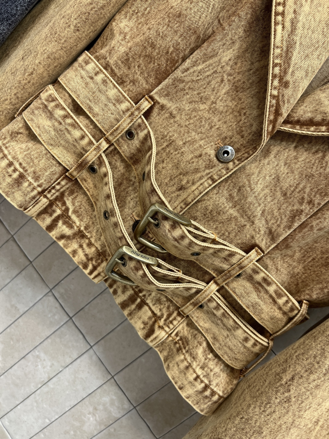 MIu家 25秋冬新款 复古做旧洗水双腰带戗驳领牛仔外套 辣妹必定时髦单品 定制复古怀旧洗水牛仔面料 气