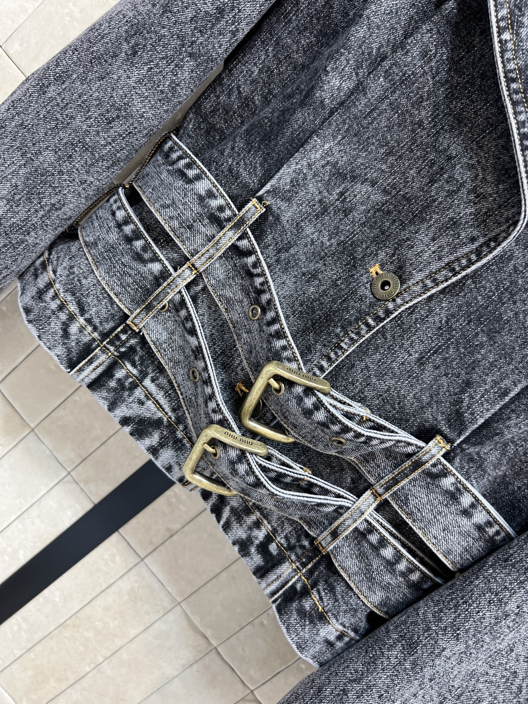 MIu家 25秋冬新款 复古做旧洗水双腰带戗驳领牛仔外套 辣妹必定时髦单品 定制复古怀旧洗水牛仔面料 气