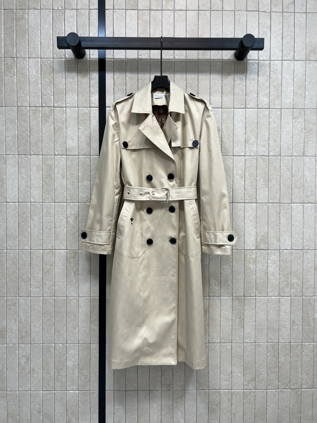 NO:503613,D Home 25 autumn and winter new style, bee embroidered long windbreaker jacket, paired with a cloth belt waist buckle design, classic D letter jacquard pattern inside, full of fashionable blogger style, essential windbreaker for everyone, custom fabric, full of high-end, very positive khaki, one color three codes,,dior, jackets & coats,alexander wang19860909D家 25秋冬新款 小蜜蜂刺绣长款风衣外套 搭配本布腰带收腰扣设计 里面经典D字母提花图案 上身就是满满的时髦博主范 人手必备风衣 巨拉风 定制面料 高级感十足 很正的卡其色 一色三码,,dior,jackets & coats,alexander wang,Women's clothing