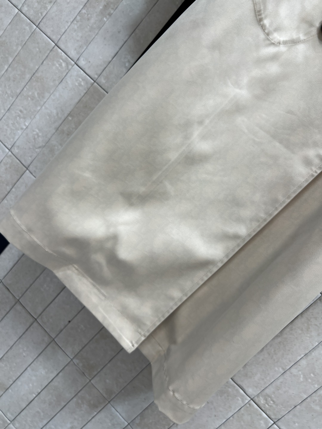 D家 25秋冬新款 小蜜蜂刺绣长款风衣外套 搭配本布腰带收腰扣设计 里面经典D字母提花图案 上身就是满满