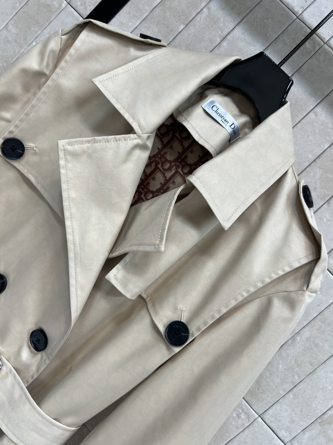 D家 25秋冬新款 小蜜蜂刺绣长款风衣外套 搭配本布腰带收腰扣设计 里面经典D字母提花图案 上身就是满满