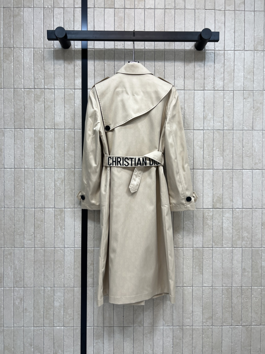 D家 25秋冬新款 小蜜蜂刺绣长款风衣外套 搭配本布腰带收腰扣设计 里面经典D字母提花图案 上身就是满满