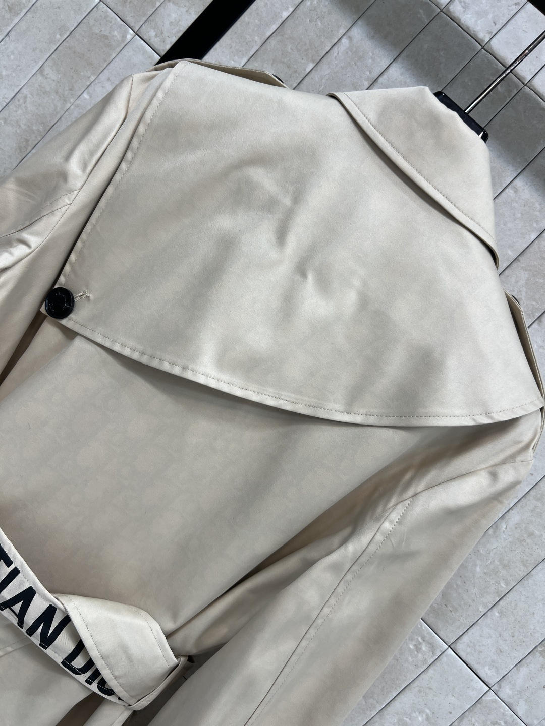 D家 25秋冬新款 小蜜蜂刺绣长款风衣外套 搭配本布腰带收腰扣设计 里面经典D字母提花图案 上身就是满满