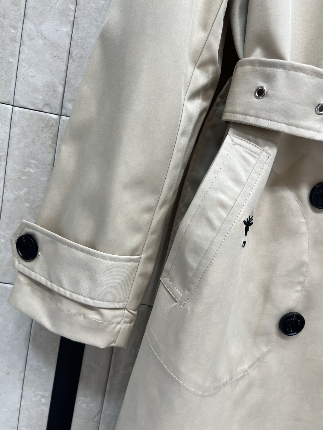 D家 25秋冬新款 小蜜蜂刺绣长款风衣外套 搭配本布腰带收腰扣设计 里面经典D字母提花图案 上身就是满满