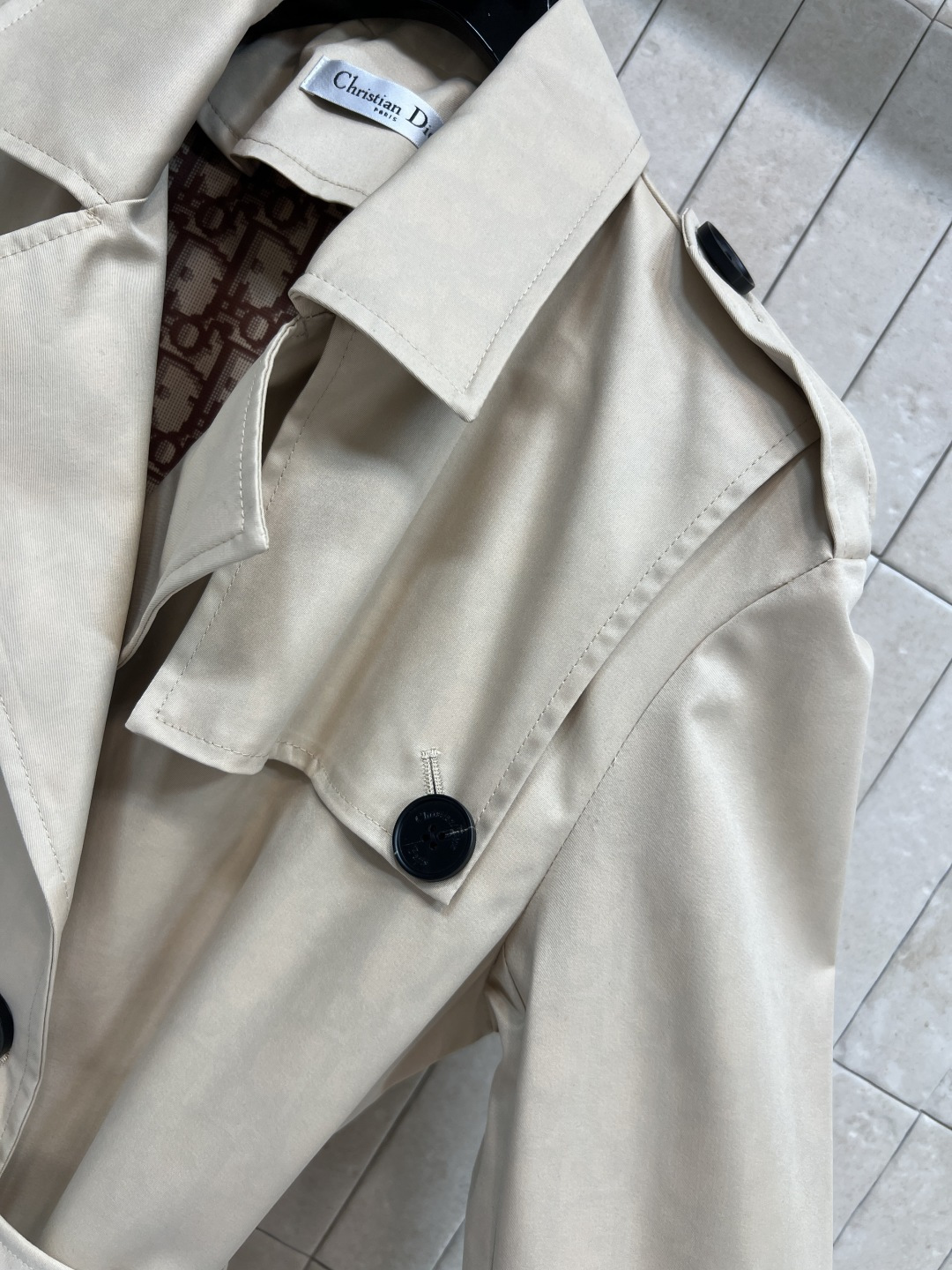 D家 25秋冬新款 小蜜蜂刺绣长款风衣外套 搭配本布腰带收腰扣设计 里面经典D字母提花图案 上身就是满满