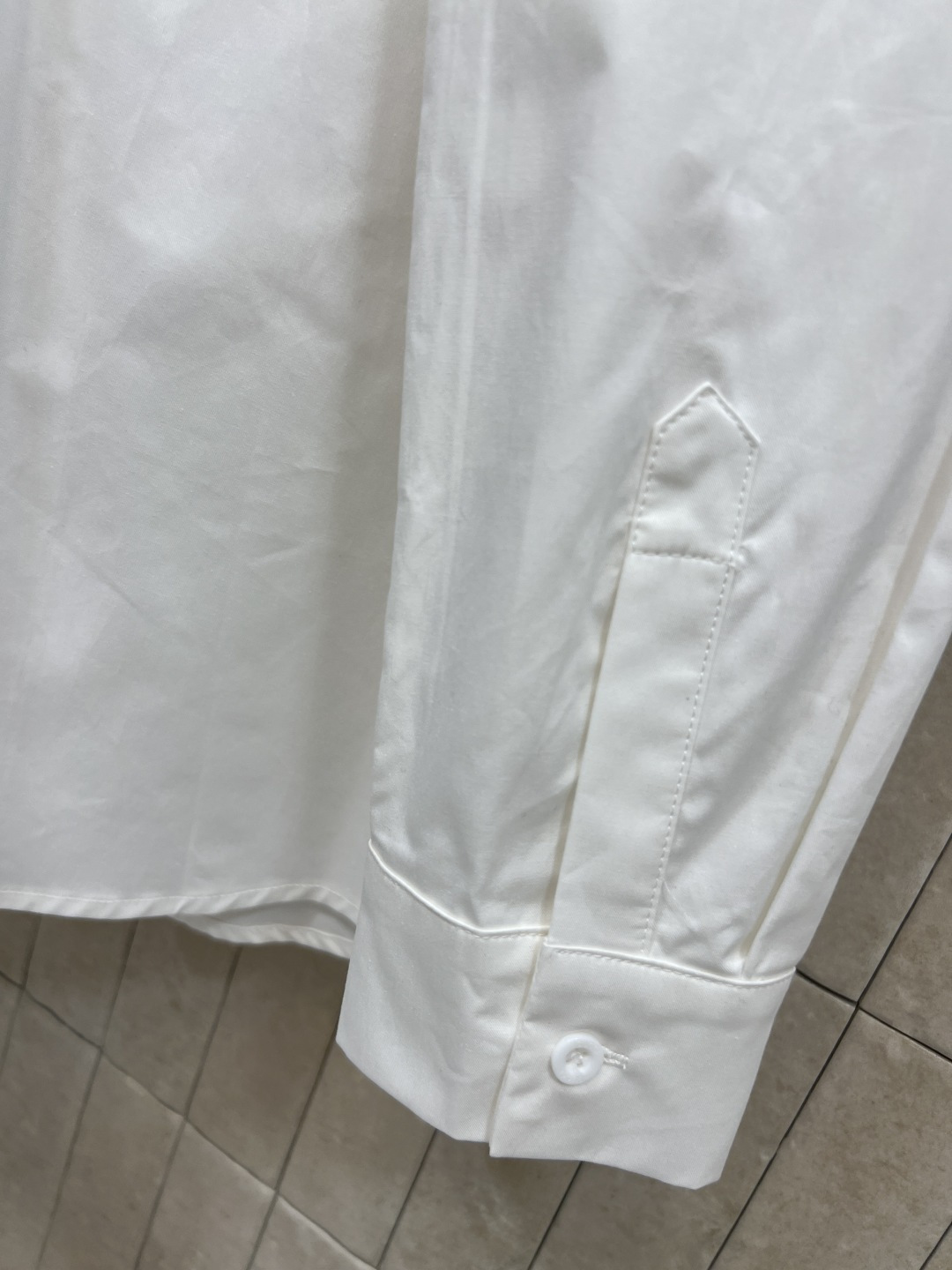 G家 25秋冬新款 丝巾装饰衬衫 领子配有花卉图案丝巾点缀 打破常规衬衫的正式 更添一丝优雅气息 宽松版