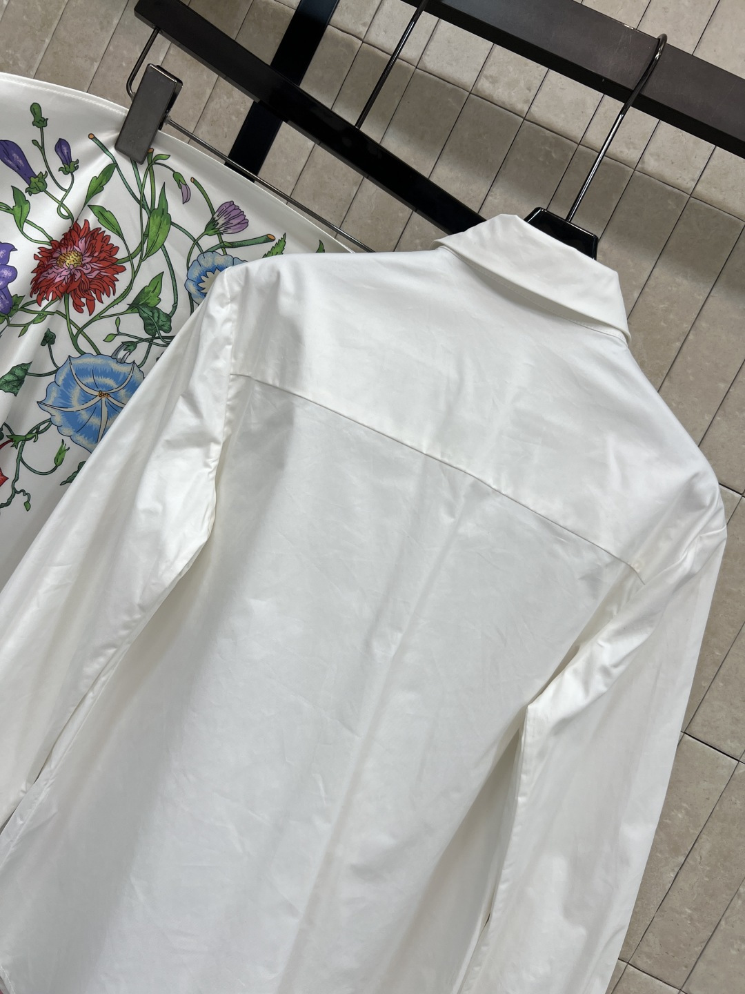 G家 25秋冬新款 丝巾装饰衬衫 领子配有花卉图案丝巾点缀 打破常规衬衫的正式 更添一丝优雅气息 宽松版