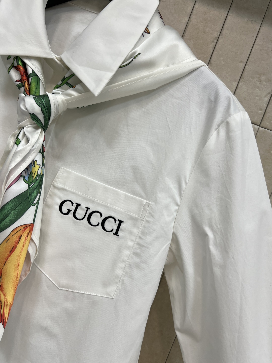 G家 25秋冬新款 丝巾装饰衬衫 领子配有花卉图案丝巾点缀 打破常规衬衫的正式 更添一丝优雅气息 宽松版