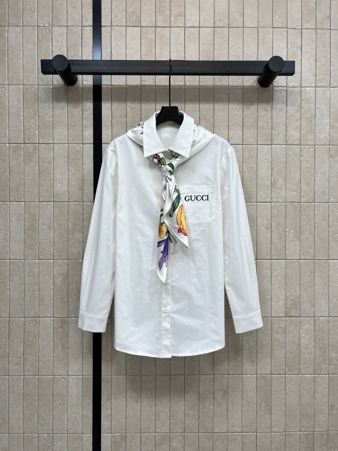 NO:503619,G Home 25 autumn and winter new styles, silk scarf decorative shirts, the collar is decorated with floral pattern scarf, breaking the formality of the regular shirt, adding a touch of elegance, loose style is versatile and undeniable, the upper body is full of girlishness, simple and clean basic style with shirts, more refreshing and durable texture up, super high matching utilization rate, daily casual recommendation, one color three-code Size/S-M-L,, gucci,shirts,alexander wang19860909G家 25秋冬新款 丝巾装饰衬衫 领子配有花卉图案丝巾点缀 打破常规衬衫的正式 更添一丝优雅气息 宽松版型百搭不挑的 上身就是满满的少女感 简单干净的基础款搭配衬衫 更显清爽耐看 质感up 搭配利用率超高 日常休闲推荐 一色三码Size/S-M-L,,gucci,shirts,alexander wang,Women's clothing