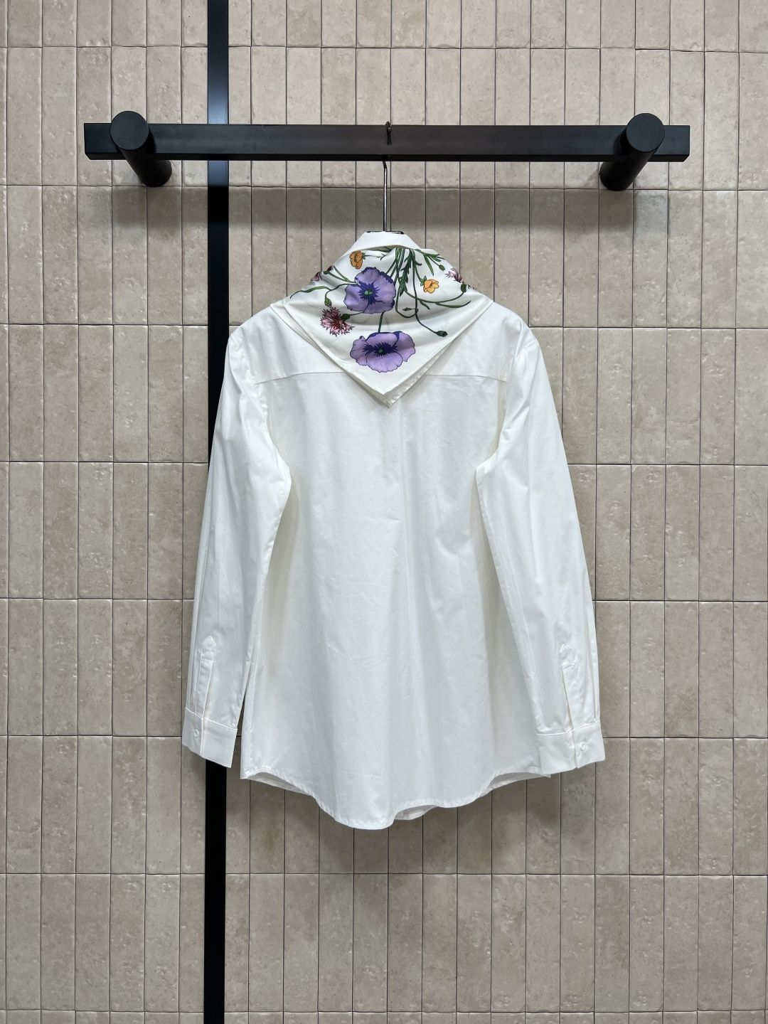 G家 25秋冬新款 丝巾装饰衬衫 领子配有花卉图案丝巾点缀 打破常规衬衫的正式 更添一丝优雅气息 宽松版