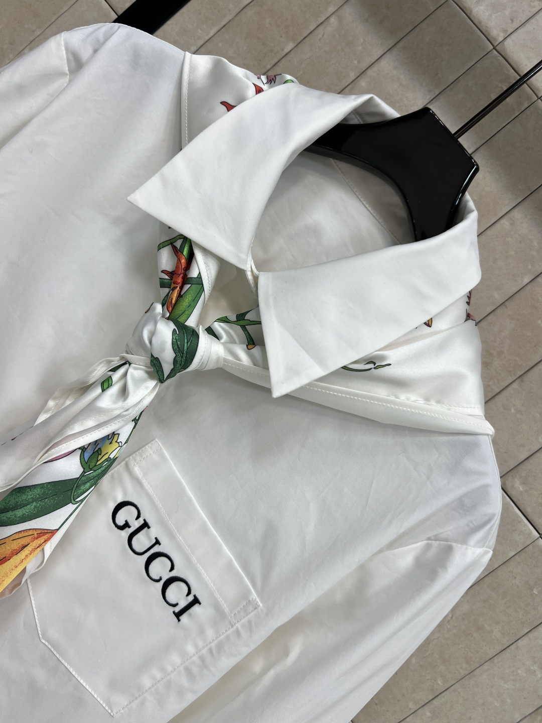 G家 25秋冬新款 丝巾装饰衬衫 领子配有花卉图案丝巾点缀 打破常规衬衫的正式 更添一丝优雅气息 宽松版