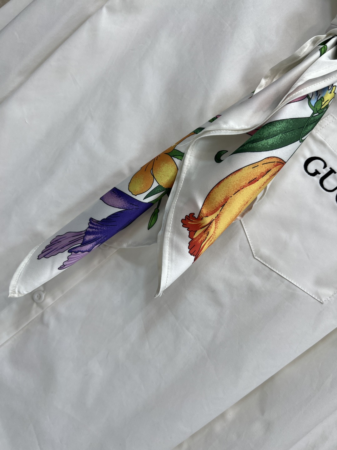 G家 25秋冬新款 丝巾装饰衬衫 领子配有花卉图案丝巾点缀 打破常规衬衫的正式 更添一丝优雅气息 宽松版