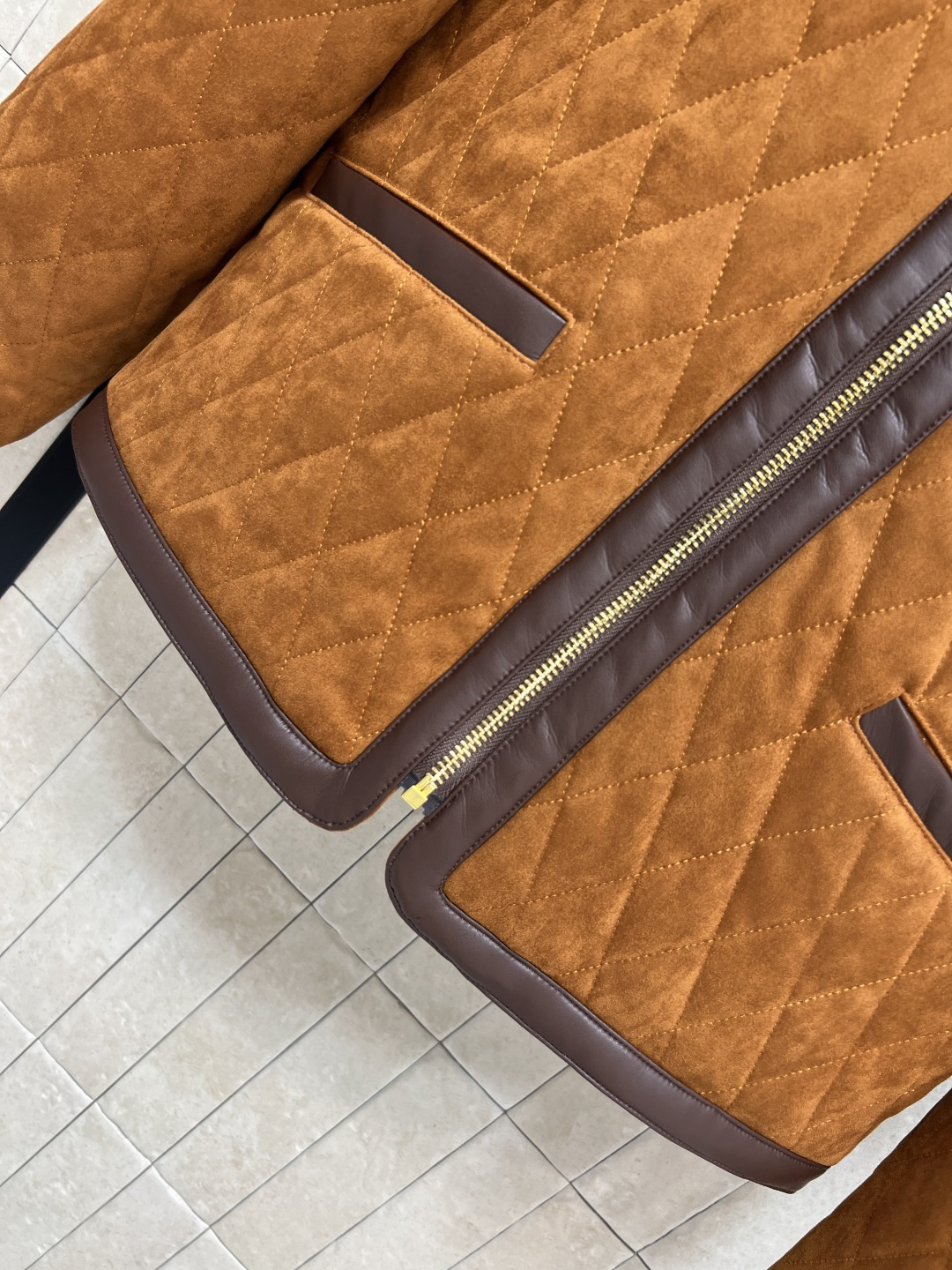 CE家 25秋冬新款 绒面羊皮小外套 超级可爱 复古格纹的内里手感超级舒服 这个颜色也很温柔 轻松get