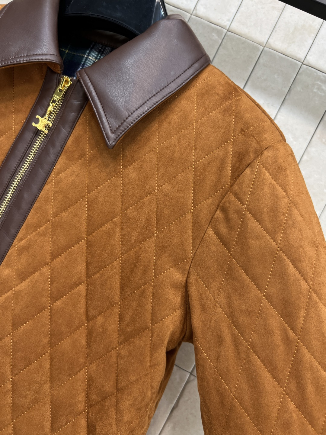 CE家 25秋冬新款 绒面羊皮小外套 超级可爱 复古格纹的内里手感超级舒服 这个颜色也很温柔 轻松get