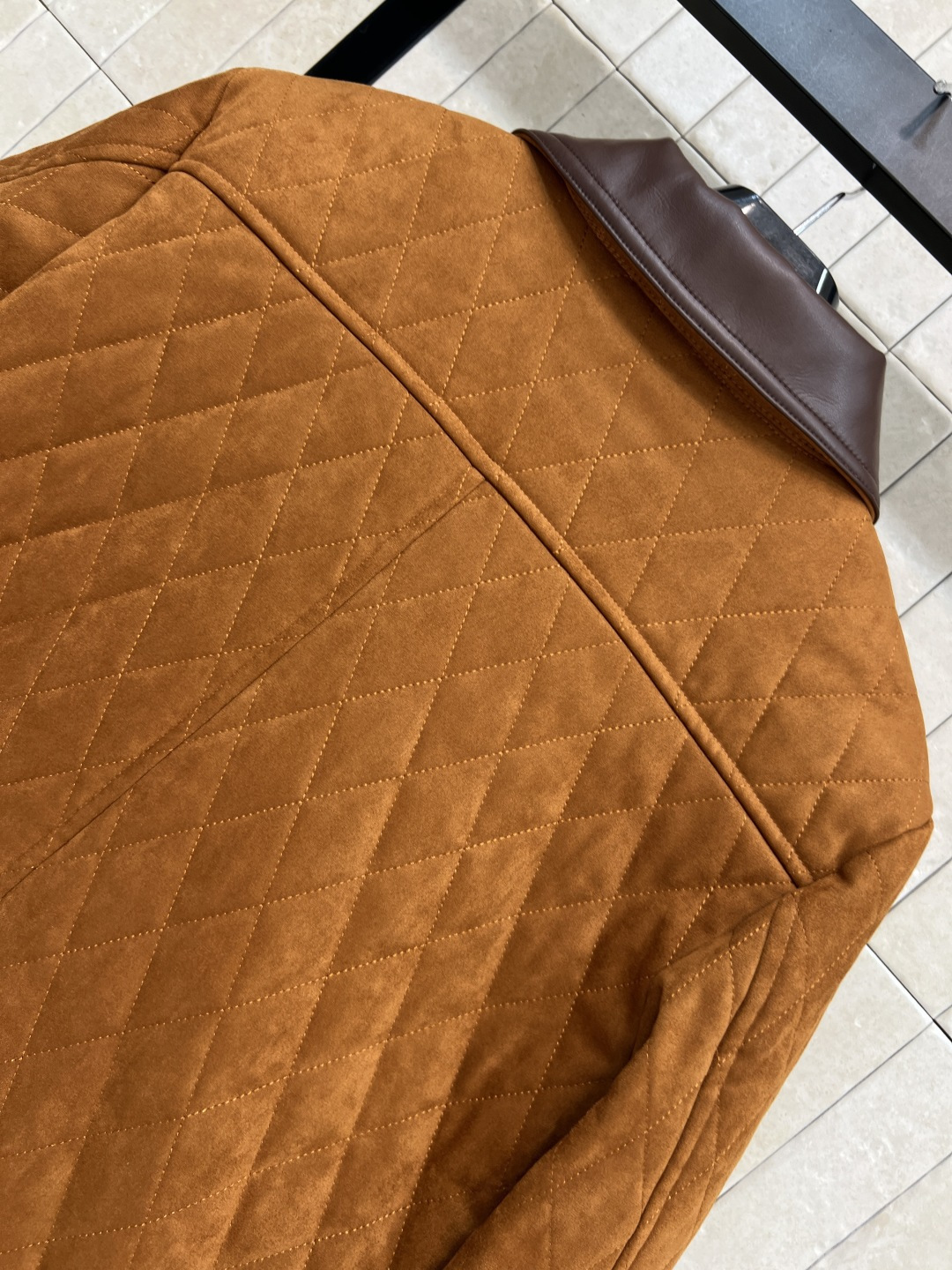 CE家 25秋冬新款 绒面羊皮小外套 超级可爱 复古格纹的内里手感超级舒服 这个颜色也很温柔 轻松get