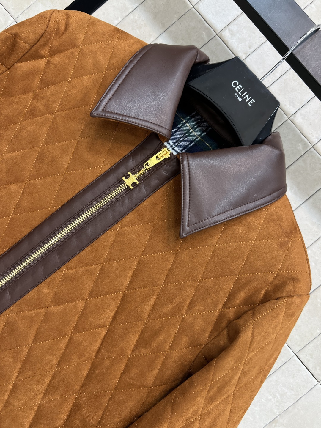 CE家 25秋冬新款 绒面羊皮小外套 超级可爱 复古格纹的内里手感超级舒服 这个颜色也很温柔 轻松get