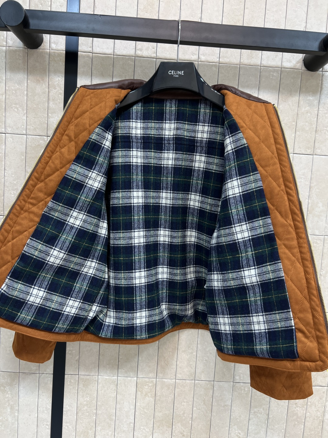 CE家 25秋冬新款 绒面羊皮小外套 超级可爱 复古格纹的内里手感超级舒服 这个颜色也很温柔 轻松get