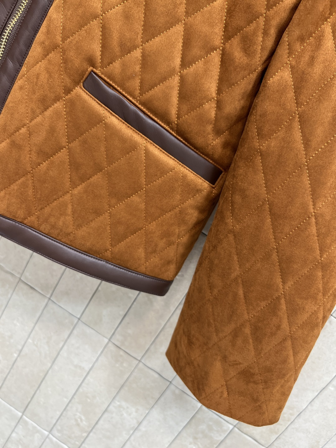 CE家 25秋冬新款 绒面羊皮小外套 超级可爱 复古格纹的内里手感超级舒服 这个颜色也很温柔 轻松get