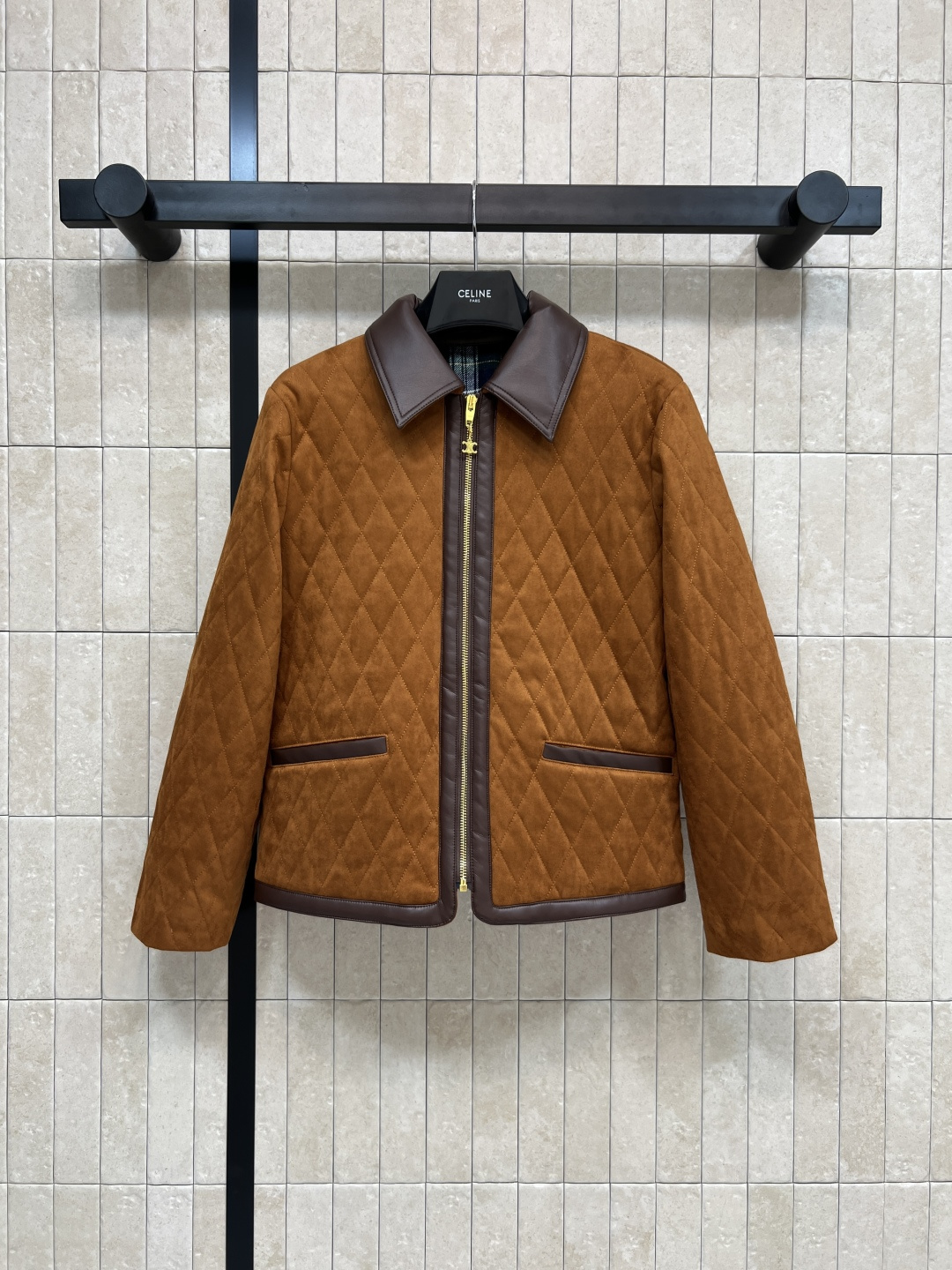 NO:503625,CE Home with dust bag 25 autumn and winter new style suede sheepskin jacket super cute retro plaid inner feel super comfortable This color is also very gentle, easy to get the most popular Maillard color outfits, cool and cute to wear, warm and practical, soft and fashionable, one color three-code Size/S-M-L,, jackets & coats, sheepskin, alexander wang19860909配防尘袋CE家 25秋冬新款 绒面羊皮小外套 超级可爱 复古格纹的内里手感超级舒服 这个颜色也很温柔 轻松get当下最火美拉德色系穿搭 穿起来又酷又可爱 保暖实穿 软糯时髦 一色三码Size/S-M-L,,jackets & coats,sheepskin,alexander wang,Women's clothing