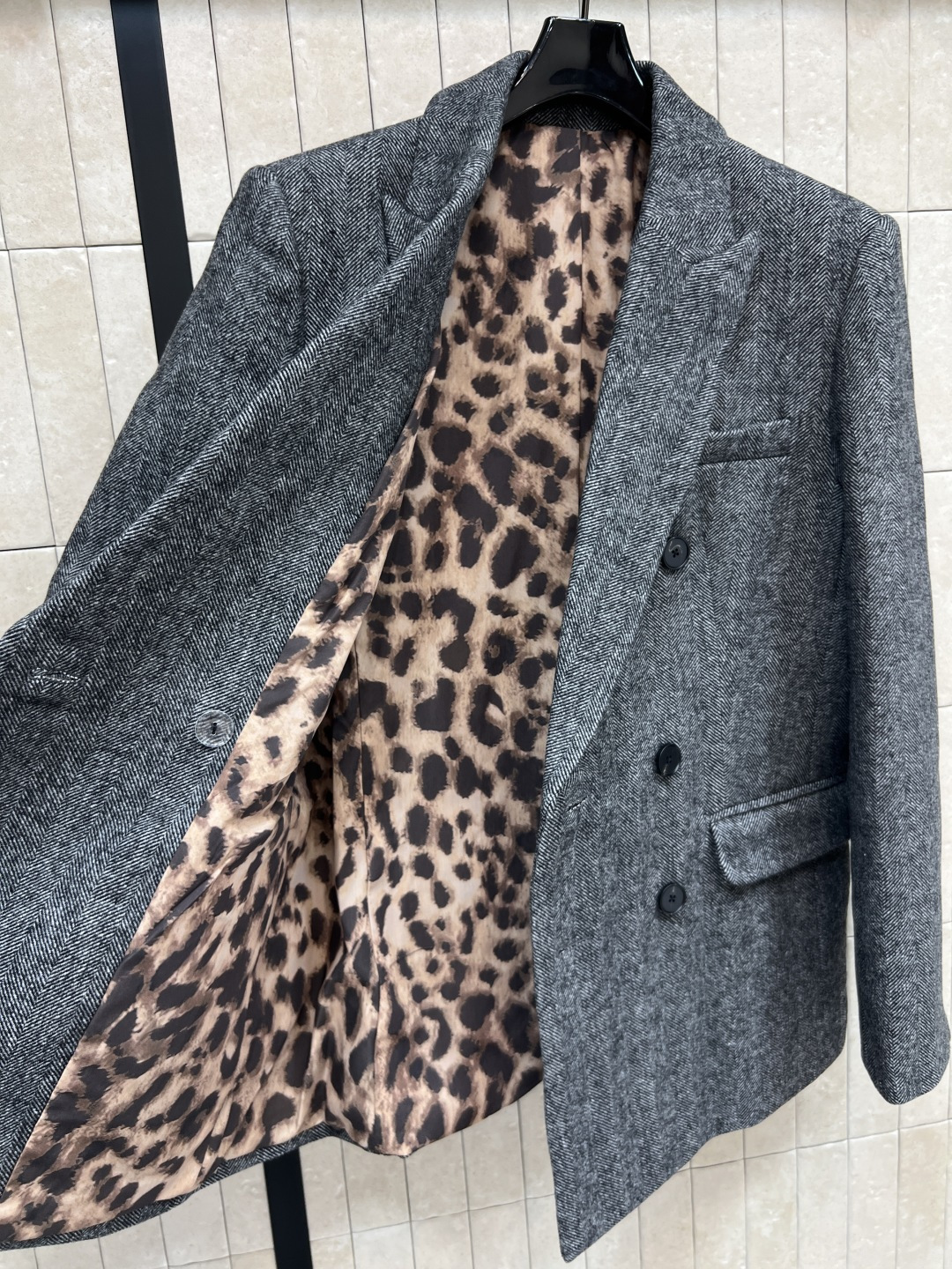 25秋冬新款 花灰色羊毛西装外套搭配高腰半裙 非常显高级的灰色廓形西装 里面豹纹内衬设计 一套上身减龄又