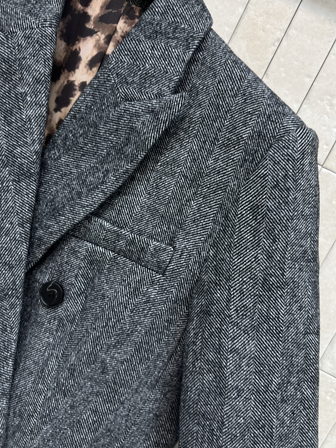 25秋冬新款 花灰色羊毛西装外套搭配高腰半裙 非常显高级的灰色廓形西装 里面豹纹内衬设计 一套上身减龄又