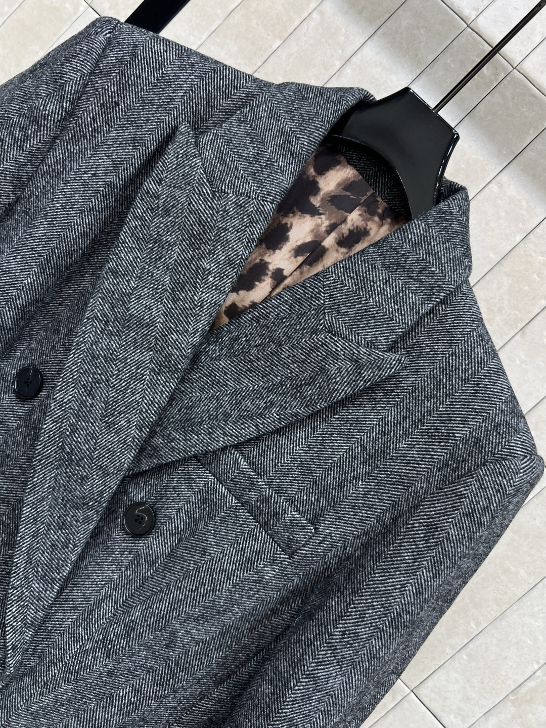 25秋冬新款 花灰色羊毛西装外套搭配高腰半裙 非常显高级的灰色廓形西装 里面豹纹内衬设计 一套上身减龄又