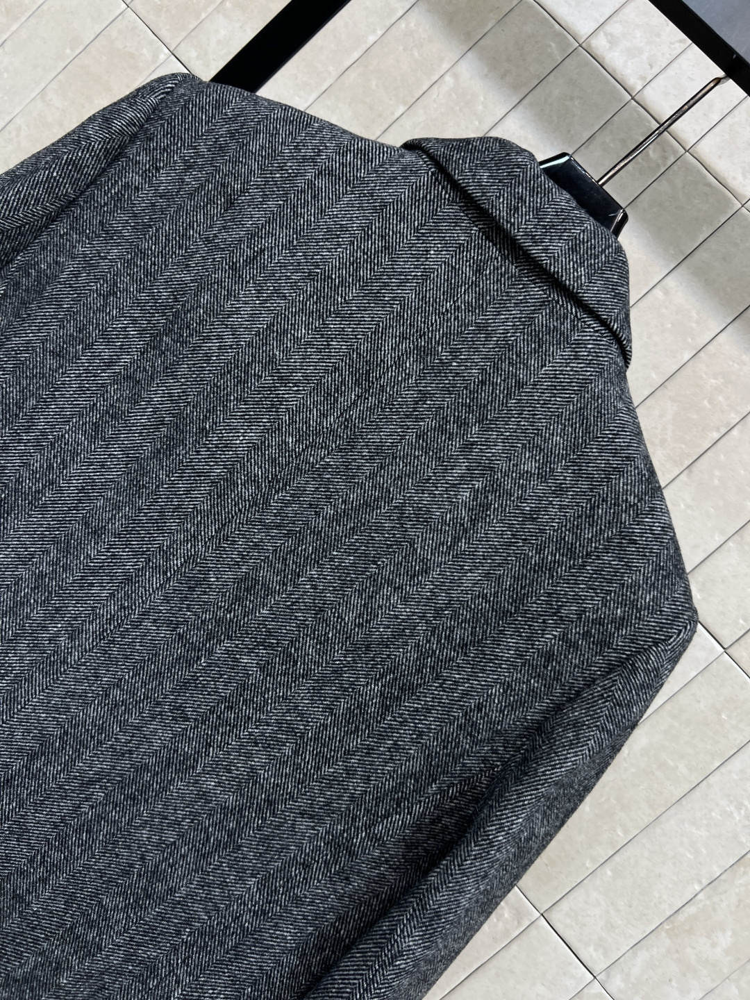 25秋冬新款 花灰色羊毛西装外套搭配高腰半裙 非常显高级的灰色廓形西装 里面豹纹内衬设计 一套上身减龄又