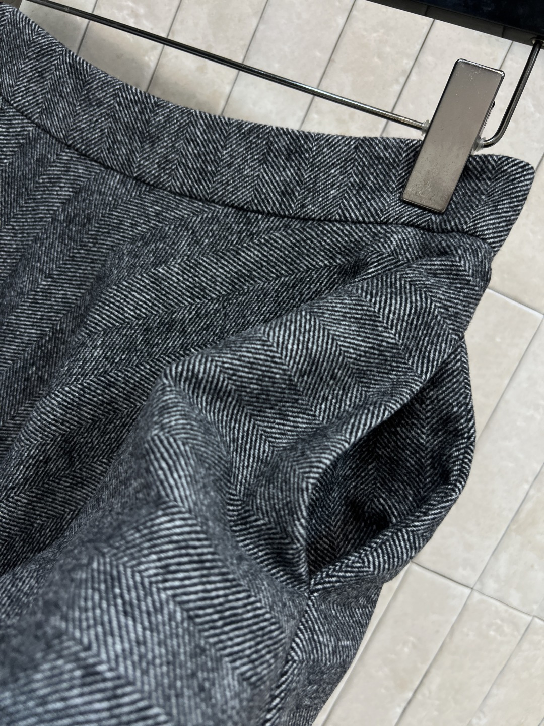 25秋冬新款 花灰色羊毛西装外套搭配高腰半裙 非常显高级的灰色廓形西装 里面豹纹内衬设计 一套上身减龄又