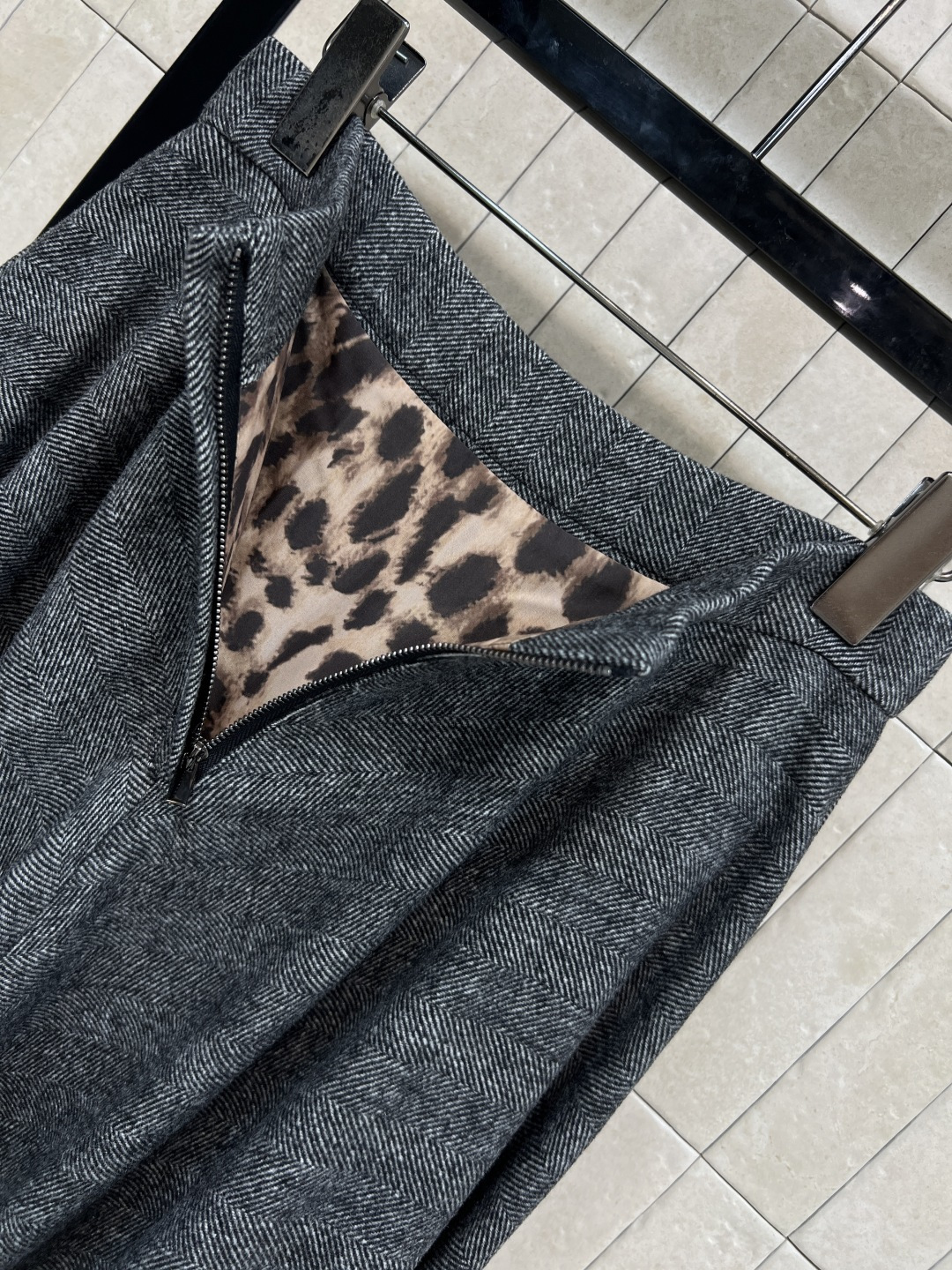 25秋冬新款 花灰色羊毛西装外套搭配高腰半裙 非常显高级的灰色廓形西装 里面豹纹内衬设计 一套上身减龄又