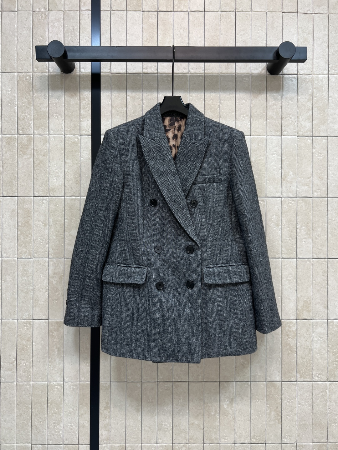 NO:503602,New autumn and winter style, floral gray wool suit jacket with high waist skirt, very high-end gray silhouette suit, leopard-print lining design, a set of upper body reduces age and is handsome, not picky about people's style and easy to control, separate and versatile items, customized wool fabric, one color and three sizes, skirts, jackets & coats, business suit, alexander wang19860909秋冬新款 花灰色羊毛西装外套搭配高腰半裙 非常显高级的灰色廓形西装 里面豹纹内衬设计 一套上身减龄又帅气 不挑人版型轻松驾驭 分开又是百搭单品 定制羊毛面料 一色三码,,skirts,jackets & coats,business suit,alexander wang,Women's clothing