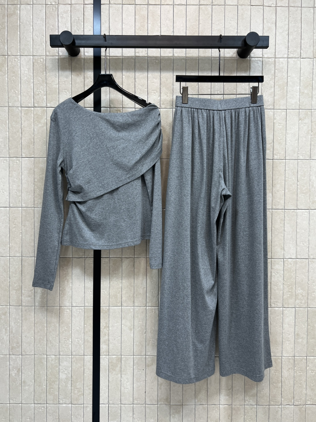 25秋冬新款 花朵装饰不规则斜领长袖+半身裙套装 可以斜肩领的穿法 露肩小心机超美 修身版型百搭不挑人上