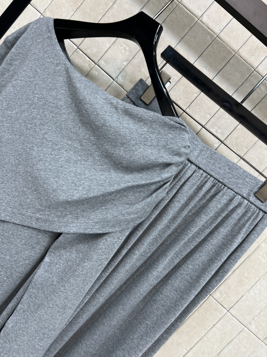 25秋冬新款 花朵装饰不规则斜领长袖+半身裙套装 可以斜肩领的穿法 露肩小心机超美 修身版型百搭不挑人上