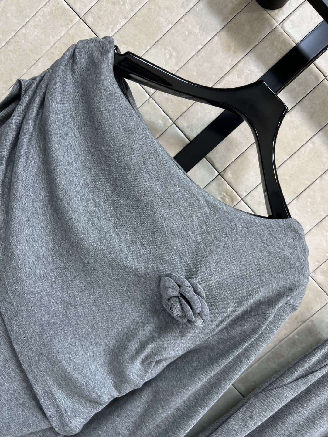 25秋冬新款 花朵装饰不规则斜领长袖+半身裙套装 可以斜肩领的穿法 露肩小心机超美 修身版型百搭不挑人上