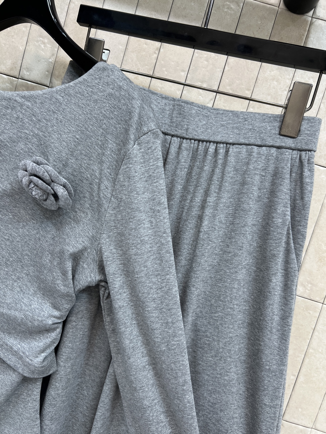 25秋冬新款 花朵装饰不规则斜领长袖+半身裙套装 可以斜肩领的穿法 露肩小心机超美 修身版型百搭不挑人上