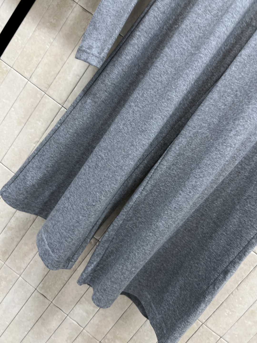 25秋冬新款 花朵装饰不规则斜领长袖+半身裙套装 可以斜肩领的穿法 露肩小心机超美 修身版型百搭不挑人上