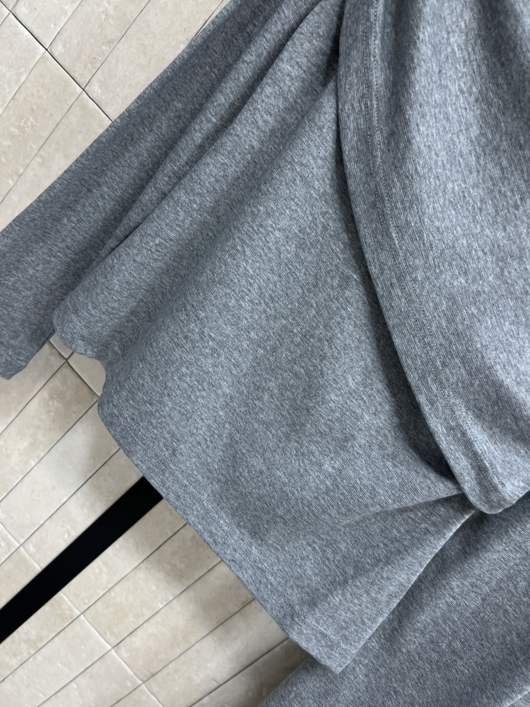 25秋冬新款 花朵装饰不规则斜领长袖+半身裙套装 可以斜肩领的穿法 露肩小心机超美 修身版型百搭不挑人上