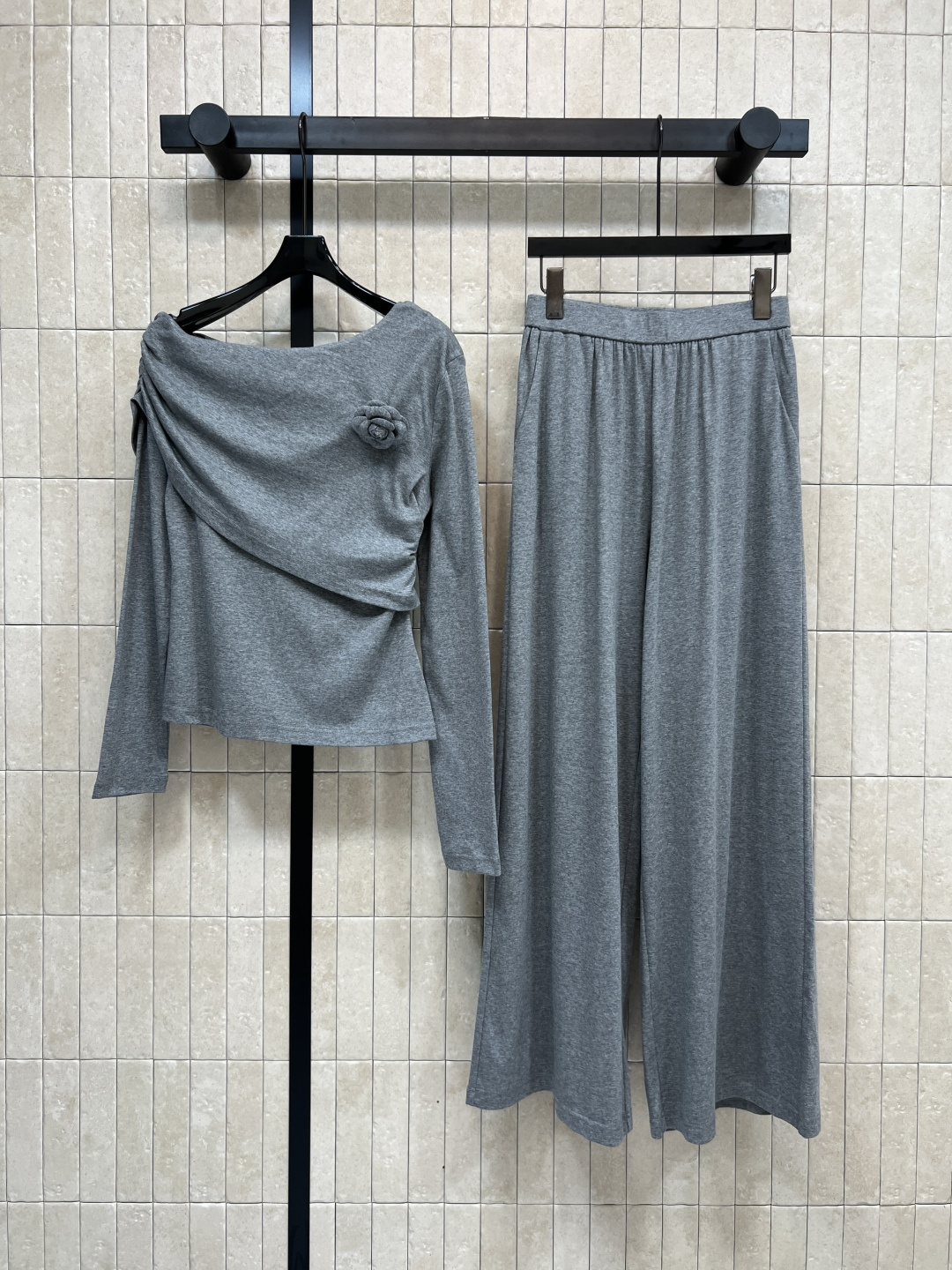 NO:503611,New autumn and winter style, irregular flower decoration, long sleeves with long sleeves + skirt suit, can be worn with a slanted collar, the off-shoulder collar is super beautiful, the slim fit style is versatile, not picky, tall and slim, bringing the confidence of a little woman, a set of matching is very elegant and intellectual, small sexy and ladylike, two colors and three codes Size/S-M-L,, skirts, alexander wang19860909秋冬新款 花朵装饰不规则斜领长袖+半身裙套装 可以斜肩领的穿法 露肩小心机超美 修身版型百搭不挑人上身高挑显瘦 自带小女人的自信 一套搭配上身很优雅知性 小性感又不失淑女风范 两色三码 Size/S-M-L,,skirts,alexander wang,Women's clothing